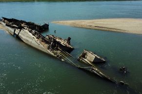 Foto: Sucho vysálo evropské řeky, v Dunaji odhalilo desítky vraků nacistických lodí