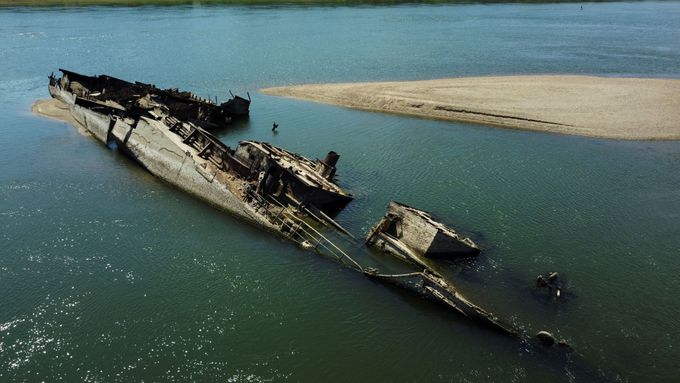 Foto: Sucho vysálo evropské řeky, v Dunaji odhalilo desítky vraků nacistických lodí