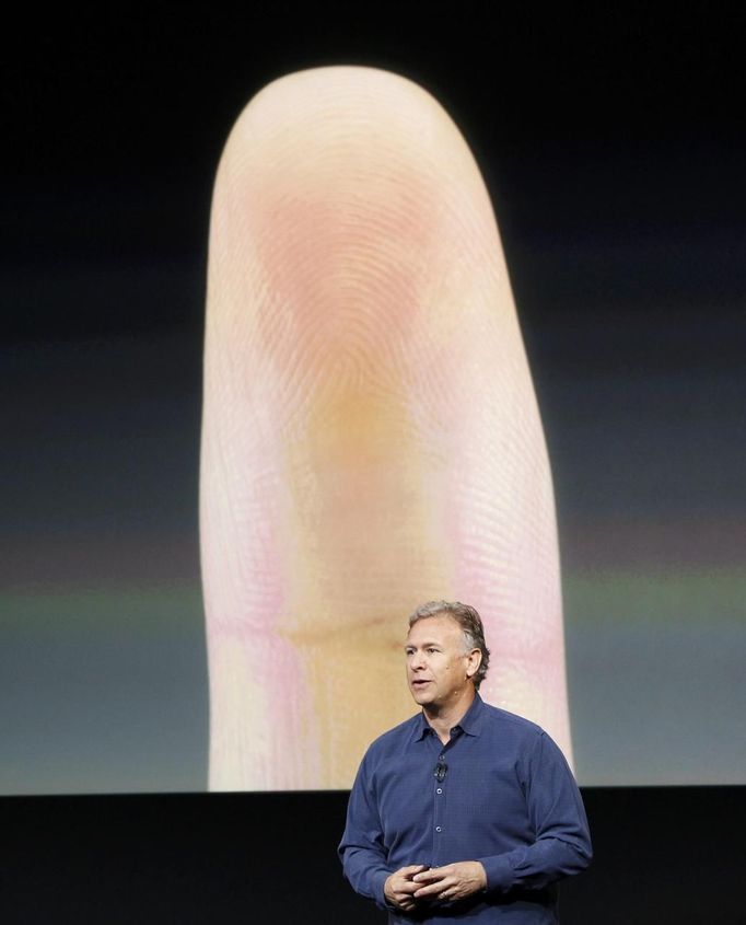 Phil Schiller, vicepresident společnosti Apple pro marketing, představuje čtečku otisku prstů na novém iPhone 5S