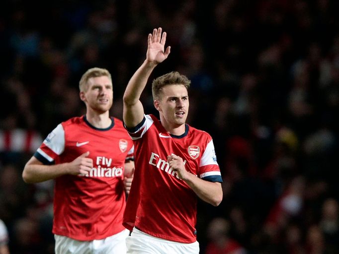 Aaron Ramsey z Arsenalu slaví gól proti Liverpoolu