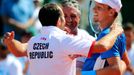 Český tenista Tomáš Berdych v semifinálovém utkání Davis Cupu 2012 s Argentincem Carlosem Berlocqem.