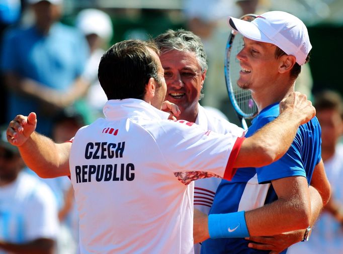 Český tenista Tomáš Berdych v semifinálovém utkání Davis Cupu 2012 s Argentincem Carlosem Berlocqem.