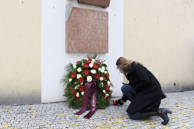 Pietní akt u památníku Jana Opletala a Václava Sedláčka v Žitné ulici v Praze. Archivní fotografie ze 17. listopadu 2020.