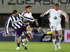 Štěpán Vachoušek z vídeňské Austrie (vlevoú v souboji s hráči Waregemu Ludwigem van Nieuwenhuyzem a Tony Sergeantem (vpravo).