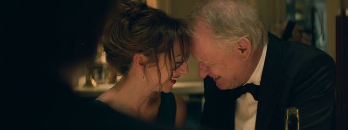 Andrea Bræin Hovigová jako Anja a Stellan Skarsgård v roli Tomase.