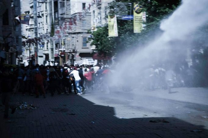 Demonstrace na istanbulském náměstí Taksím očima tureckého fotografa