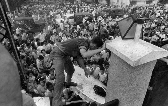 Pád Saigonu, duben 1975. Tisíce Vietnamců se snaží dostat do posledních amerických evakuačních vrtulníků.