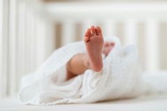 Úmrtí novorozenců. Zkušenému týmu se to nestane. Experti by rušili porodnice