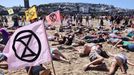 Summit G7 v britském Cornwallu provázely protesty. Mnoho z nich volalo po větších krocích v otázce klimatu.
