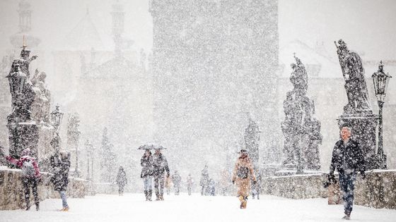 Obrazem: Padající sníh proměnil Karlův most v idylku z Ladovy zimy