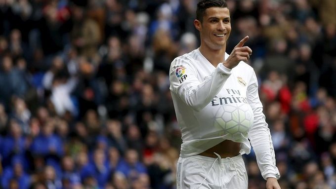 Cristiano Ronaldo se raduje z jedné ze čtyř svých branek do sítě Viga.