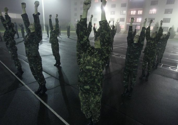 Recruits perform morning exercise at an infantry unit camp based in Kiev October 15, 2012. REUTERS/Gleb Garanich (UKRAINE - Tags: MILITARY) Published: Říj. 15, 2012, 12:39 odp.