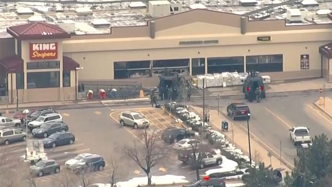 Po střelbě v obchodním domě v Coloradu zemřelo 10 lidí včetně zasahujícího policisty.