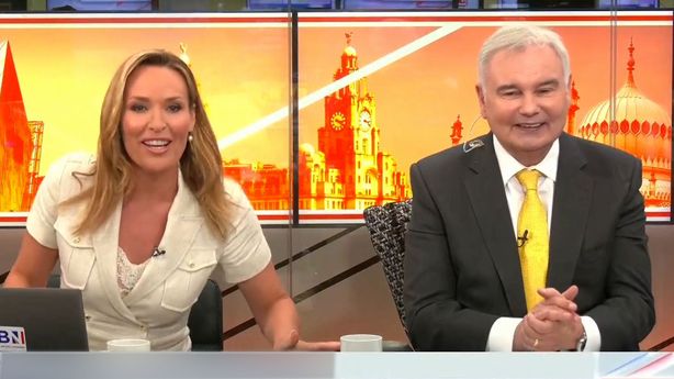 V domnění, že není na obrazovkách, začal hlasatel Eamonn Holmes mluvit v živém vysílání sprostě.