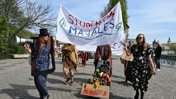 Čas lásky, majálesů a demonstrací. Česká města si připomínají první máj