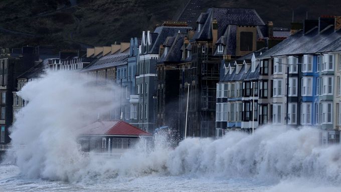 Bouře Eunice v Aberystwythu ve Walesu.