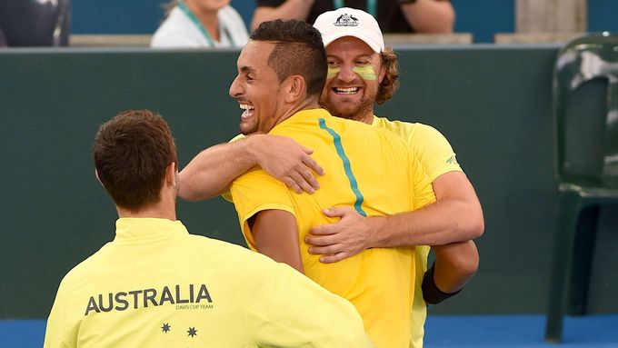 Nick Kyrgios oslavuje s australským týmem postup do semifinále Davis Cupu.