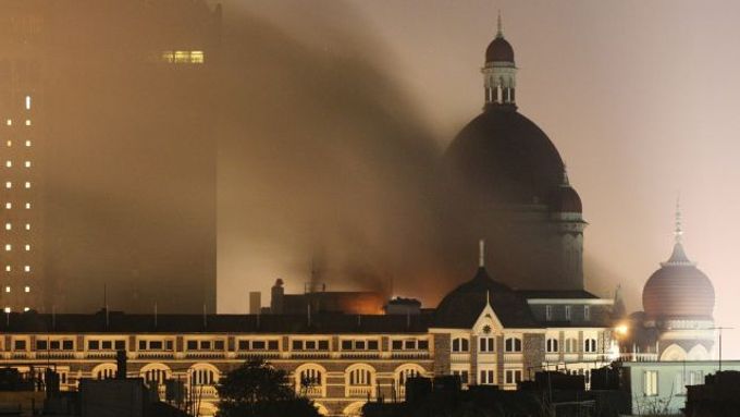 Hořící hotel Tádž Mahal Palace v Bombaji.