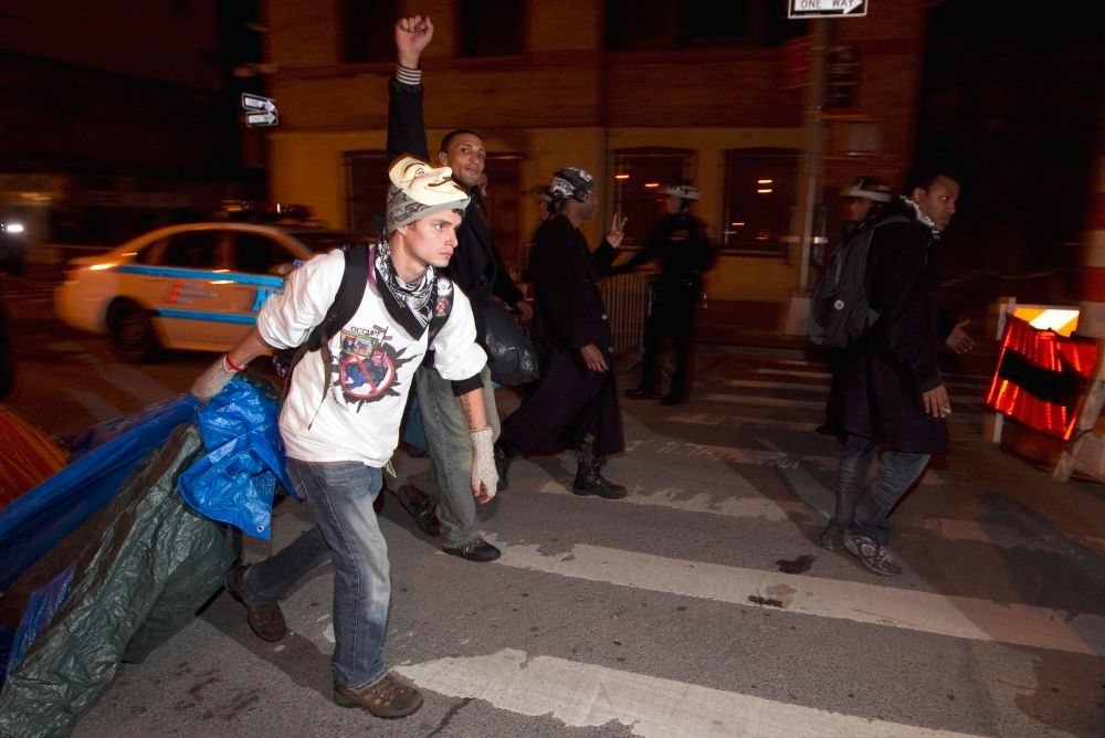 Policie rozhání účastníky hnutí Okupuj Wall Street 15. 11.