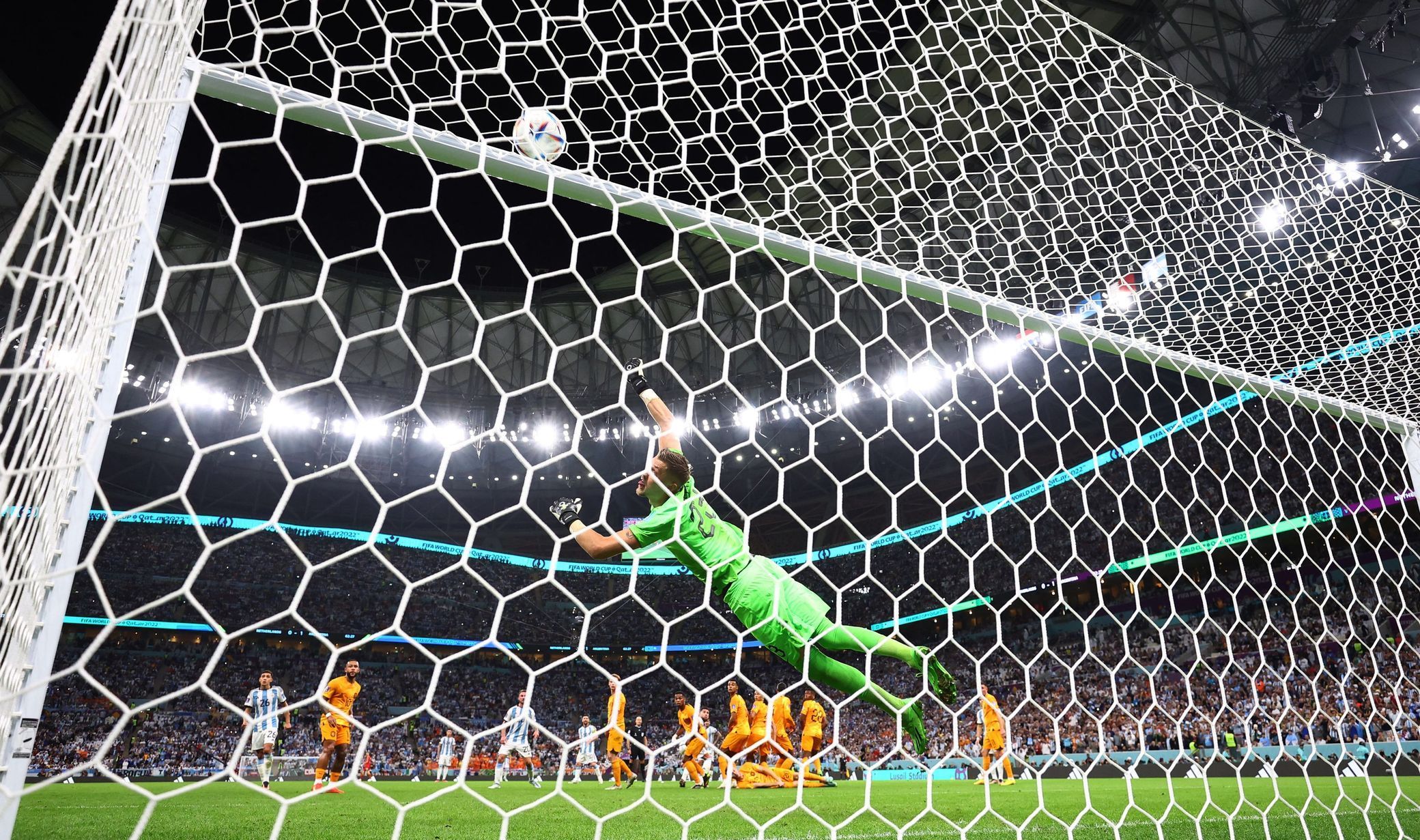 Lionel Messi dává gól z penalty ve čtvrtfinále MS 2022 Nizozemsko - Argentina