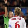 Kapitán Leverkusenu Rolfes dostává žlutou kartu v zápase s Barcelonou