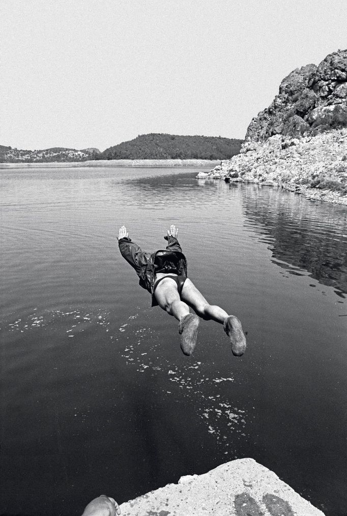 Josef Koudelka si pere oblečení, jak to na cestách často dělal. Španělsko, 1976. Autorem fotografie je Fernando Herráez.