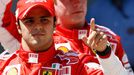 Piloti Ferrari Felipe Massa (vlevo) a Kimi Räikkönen po úspěšné kvalifikaci na Velkou cenu Španělska.