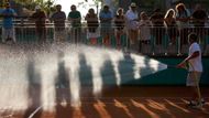 Jeden pracuje, ostatní se dívají. French Open na Roland Garros.