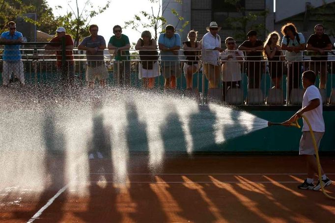 Jeden pracuje, ostatní se dívají. French Open na Roland Garros.