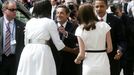 Nicolas Sarkozy se zdraví s Michelle Obamovou a Barack Obama s Carlou Bruniovou-Sarkozyovou.