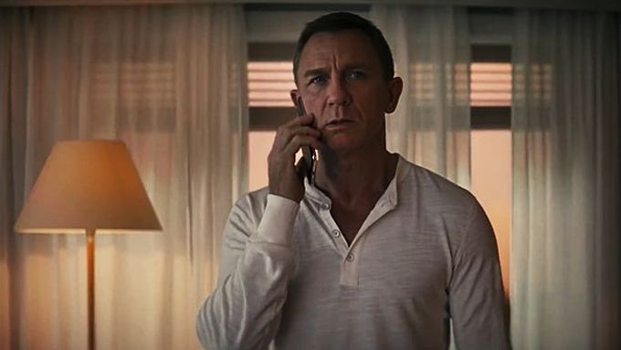 Daniel Craig jako James Bond ve filmu poprvé používá telefon značky Nokia.