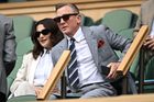 Wimbledon tradičně láká do hlediště řadu slavných osobností. Letos nechyběl ani agent Jeho Veličenstva James Bond alias Daniel Craig. Zde s manželkou Rachel Weiszovou.