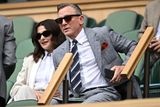 Wimbledon tradičně láká do hlediště řadu slavných osobností. Letos nechyběl ani agent Jeho Veličenstva James Bond alias Daniel Craig. Zde s manželkou Rachel Weiszovou.