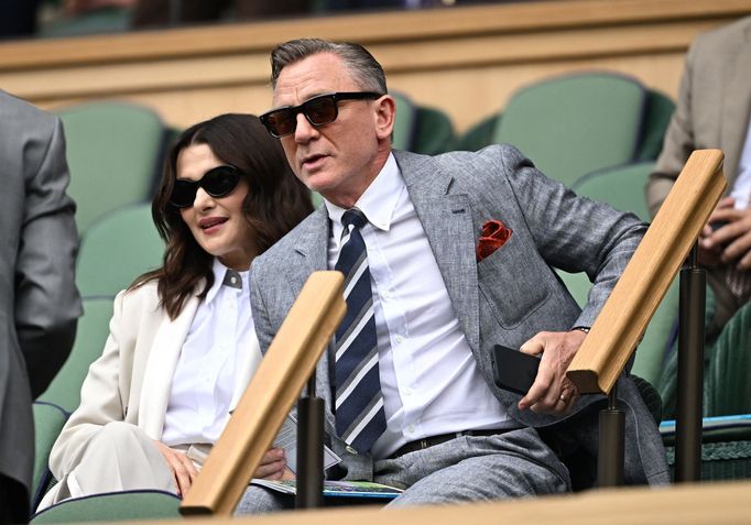 Daniel Craig s manželkou Rachel Weiszovou na finále Wimbledonu 2023 Djokovič - Alcaraz