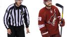 Shane Doan opouští hřiště v zápase Phoenix Coyotes - LA Kings.