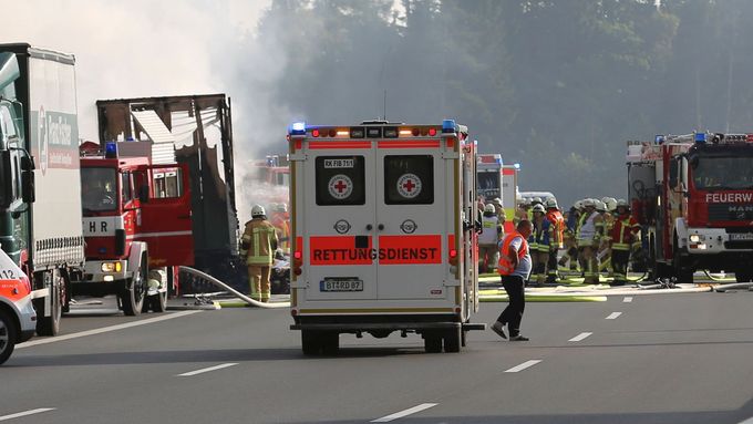 Ambulance na místě nehody autobusů v Německu. Ilustrační foto.