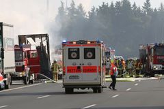 Na západě Německa u Lichtenau havaroval autobus. Při nehodě se zranilo 40 lidí