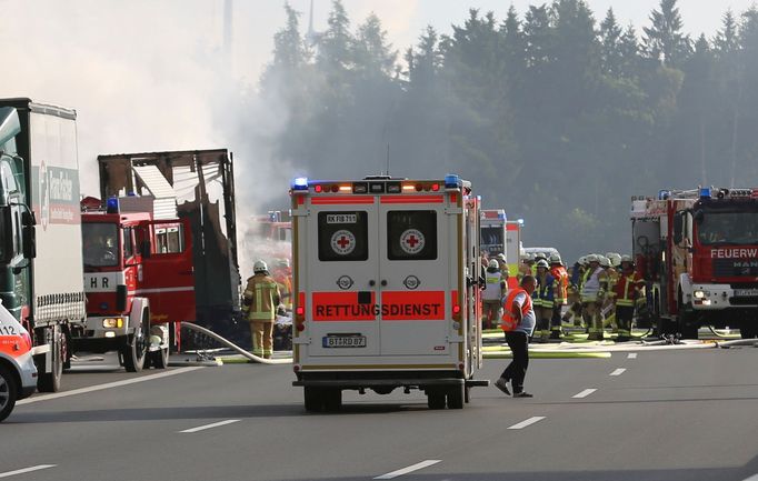 Ambulance na místě nehody autobusu v Bavorsku.