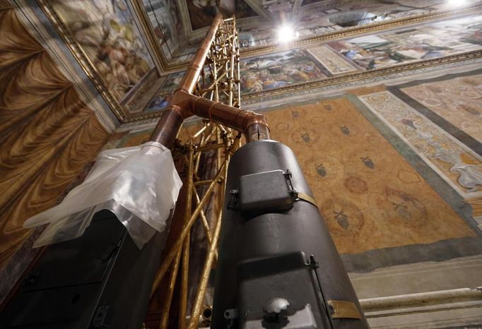 The stove is seen at the Sistine Chapel in the Vatican March 9, 2013.The conclave begins on Tuesday, with the sequestered cardinals using the chimney to tell the outside world whether or not they have chosen a new leader - black smoke signifying no decision and white smoke announcing a new pontiff. REUTERS/Stefano Rellandini (VATICAN - Tags: RELIGION) Published: Bře. 9, 2013, 2:28 odp.