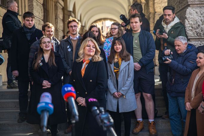 Zuzana Čaputová před Filozofickou fakultou v Praze