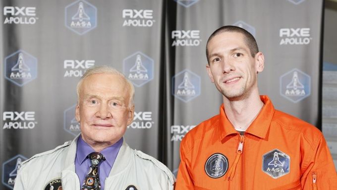 Robert Volák s ambasadorem projektu Buzzem Aldrinem.