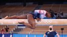 Simone Bilesová během tréninku na kladině na OH 2020.