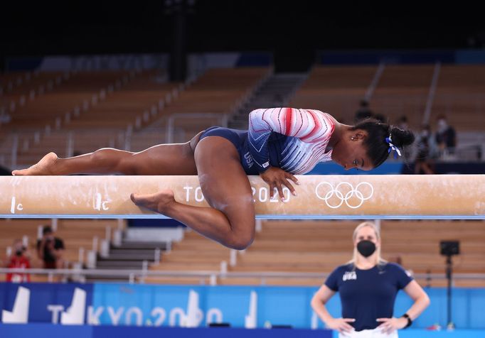 Simone Bilesová během tréninku na kladině na OH 2020.