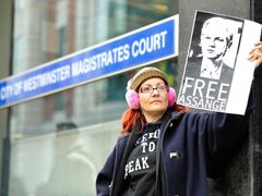 Assangeho stoupenci po několik dní obléhali budovu soudu v Londýně