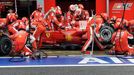 Mechanici Ferrari při zastávce Kimiho Räikkönena v boxech