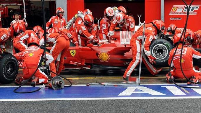 Mechanici Ferrari při zastávce Kimiho Räikkönena v boxech