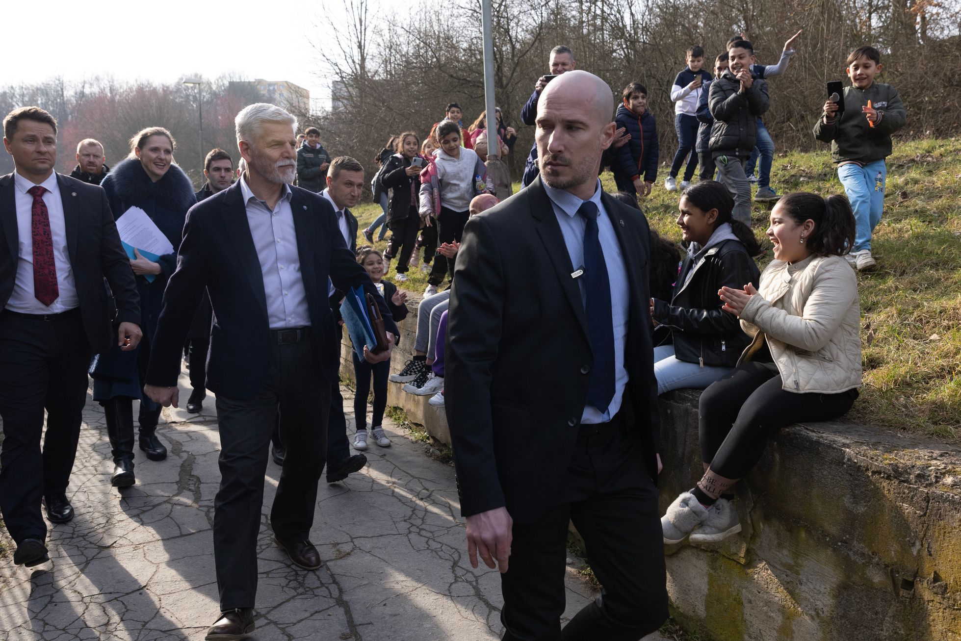 Nově zvolený prezident Petr Pavel při příchodu do ZŠ Mojžíř, kam chodí děti ze sociálně vyloučené lokality.