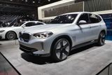 Překvapením je evropská prezentace původně čínského konceptu BMW iX3, což je ukázka elektrické budoucnosti značky. Vůz má čistě elektrický výkon 200 kW a dojezd 400 km. Debaty však vzbuzují spojené ledvinky, evokující vozy Kia.