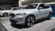 Překvapením je evropská prezentace původně čínského konceptu BMW iX3, což je ukázka elektrické budoucnosti značky. Vůz má čistě elektrický výkon 200 kW a dojezd 400 km. Debaty však vzbuzují spojené ledvinky, evokující vozy Kia.