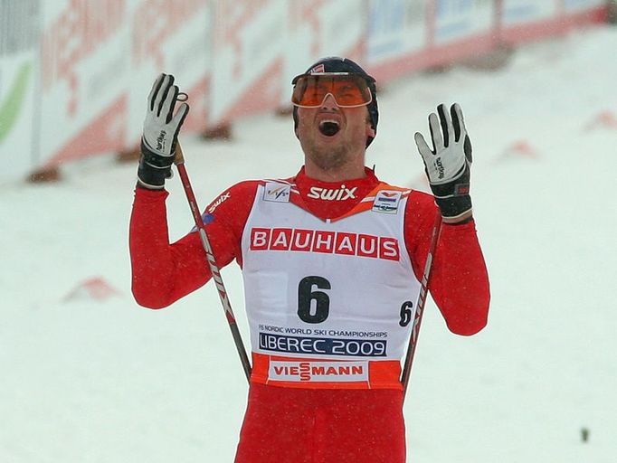 Nor Petter Northug se raduje z vítězství.